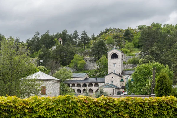 Kloster och Kungliga trädgårdar i Cetinje Montenegro — Stockfoto