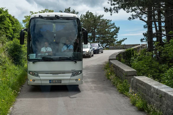 Reisebus versucht auf schmaler Serpentinenstraße Platz zu machen — Stockfoto