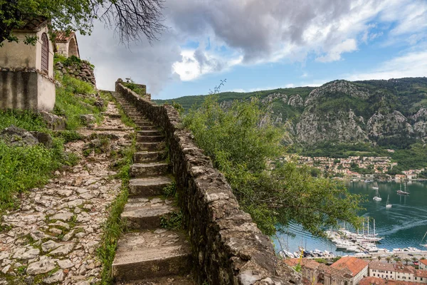 Chemin menant au château au-dessus de la vieille ville de Kotor au Monténégro — Photo