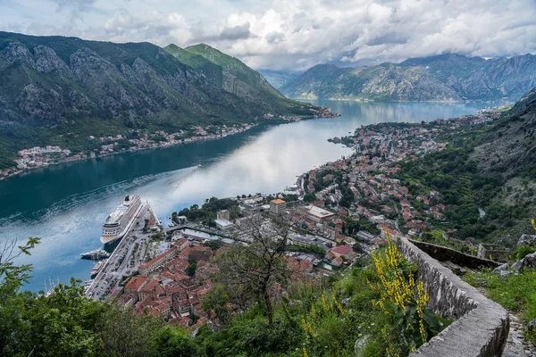 Uitzicht vanaf de oude binnenstad van Kotor in Montenegro — Stockfoto
