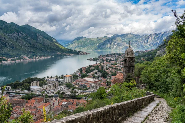 Passo caminho por igreja acima da Cidade Velha de Kotor em Montenegro — Fotografia de Stock