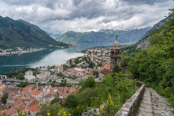 Step útvonal a templom fölött Kotor óváros Montenegróban — Stock Fotó