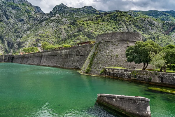 Τείχη της πόλης περιβάλλουν την παλιά πόλη του Κότορ στο Μαυροβούνιο — Φωτογραφία Αρχείου