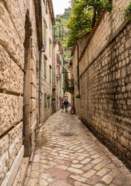 黑山科托尔老城区狭窄的街道 — 图库照片