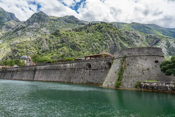 Murallas de la ciudad rodean el casco antiguo de Kotor en Montenegro — Foto de Stock