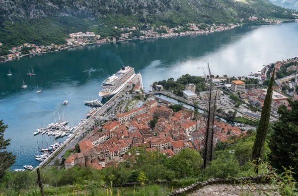 Uitzicht vanaf de oude binnenstad van Kotor in Montenegro — Stockfoto