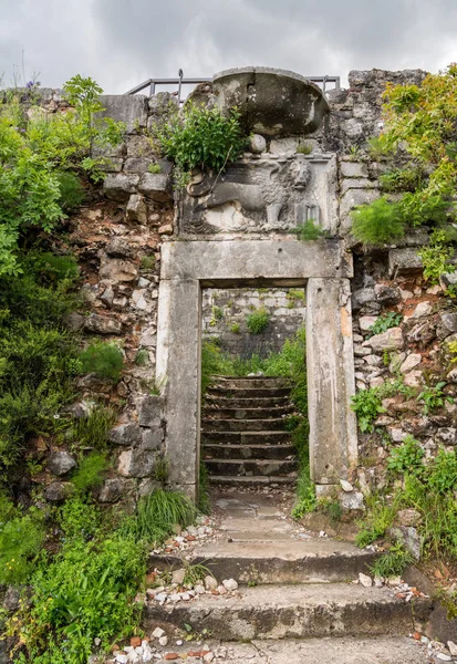 Kotor fästning på bergssidan ovanför gamla stan i Montenegro — Stockfoto