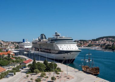 Hırvatistan'ın Dubrovnik limanında Ünlü Constellation yolcu gemisi