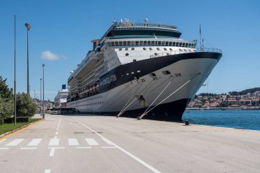 Hırvatistan'ın Dubrovnik limanında Ünlü Constellation yolcu gemisi