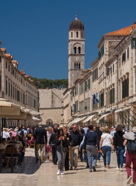 Hırvatistan'ın dubrovnik eski kentinde turist kalabalığı