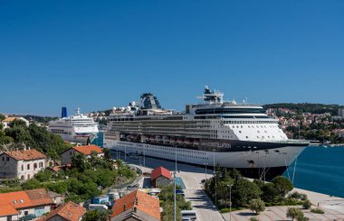 Hırvatistan'ın Dubrovnik limanında Ünlü Constellation yolcu gemisi