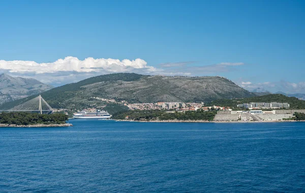 Partindo de Dubrovnik com navio de cruzeiro Celebrity Constellation no porto — Fotografia de Stock