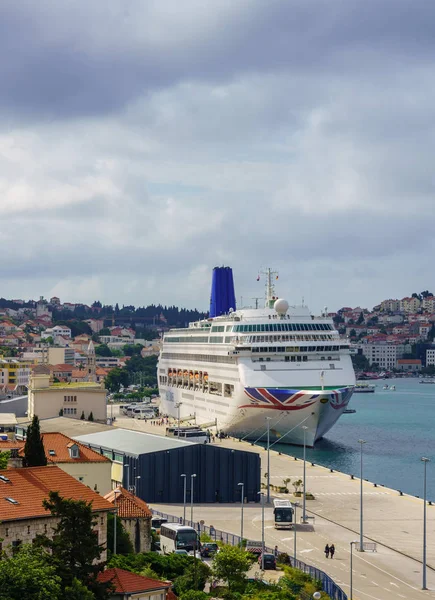 Cruceros P y O crucero Oriana en el puerto de Dubrovnik en Croacia — Foto de Stock