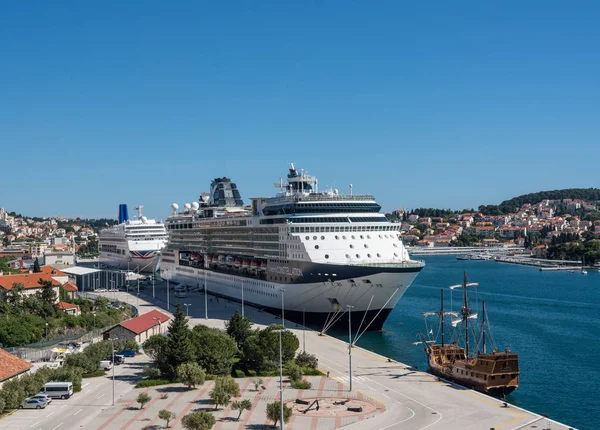 Celebrity Constellation nave da crociera nel porto di Dubrovnik in Croazia — Foto Stock