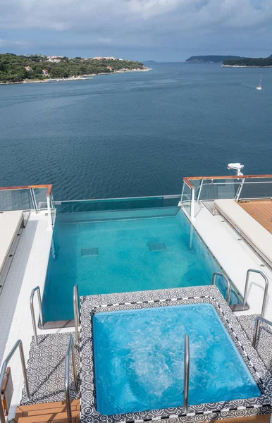 Piscina infinita no navio no porto de Dubrovnik, na Croácia — Fotografia de Stock