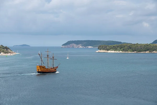 Três barco de cruzeiro masted deixando o porto de Dubrovnik na Croácia — Fotografia de Stock