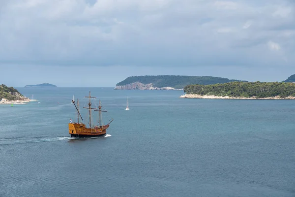 Crociera a tre alberi che lascia il porto di Dubrovnik in Croazia — Foto Stock