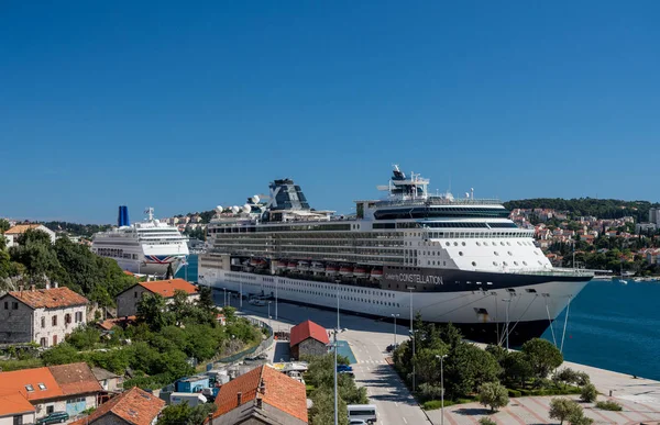 Celebrity Constellation cruiseschip in de haven van Dubrovnik in Kroatië — Stockfoto