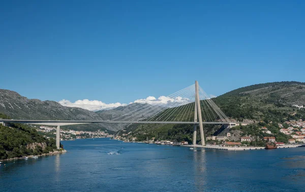Kryssningsfartyg lämnar ny bro i hamnen i Dubrovnik i Kroatien — Stockfoto