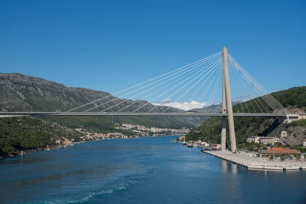 Kryssningsfartyg lämnar ny bro i hamnen i Dubrovnik i Kroatien — Stockfoto