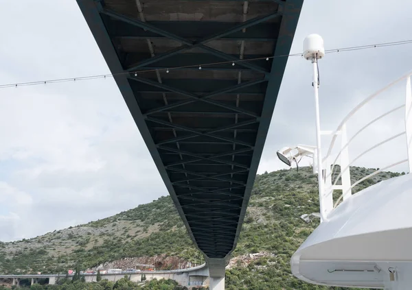Navio de cruzeiro sob nova ponte no porto de Dubrovnik, na Croácia — Fotografia de Stock