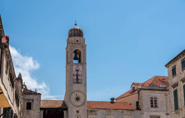 Zvonice Frantijským klášterem ve starém městě Dubrovníku — Stock fotografie