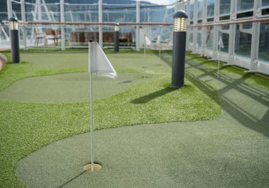 Bir yolcu gemisinin güvertesinde Mini golf