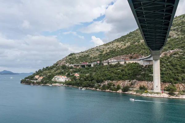 Undersidan av nya bron i hamnen i Dubrovnik i Kroatien — Stockfoto