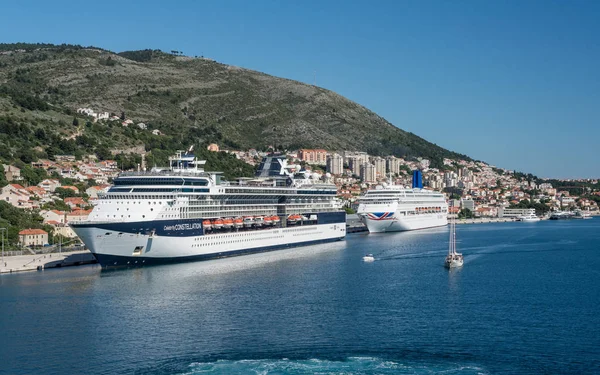 Promi-Kreuzfahrtschiff im Hafen von Dubrovnik in Kroatien — Stockfoto