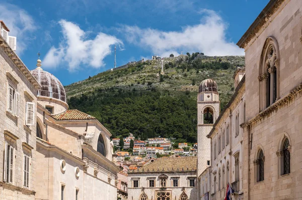 Hillside emelkedik a harangtorony felett Dubrovnik óvárosában — Stock Fotó