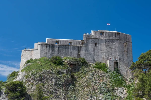 Φρούριο Λόρενς στην παλιά πόλη του Ντουμπρόβνικ στην Κροατία με τουρίστες στους τοίχους — Φωτογραφία Αρχείου