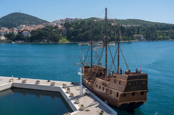 Três barco de cruzeiro masted chegando ao porto de Dubrovnik, na Croácia — Fotografia de Stock