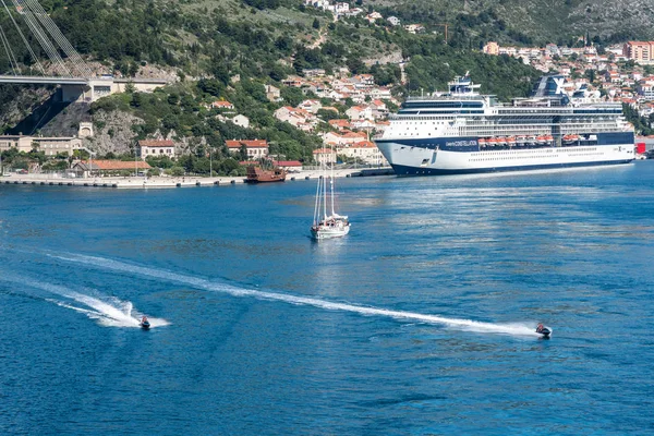 Kändis konstellation kryssningsfartyg i hamnen i Dubrovnik i Kroatien — Stockfoto