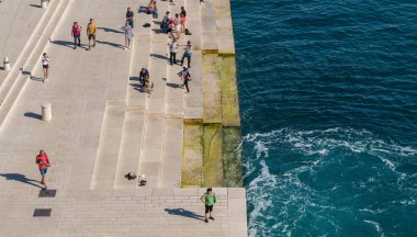 Hırvatistan 'ın Zadar Limanı' nda gezinti ve deniz orgu