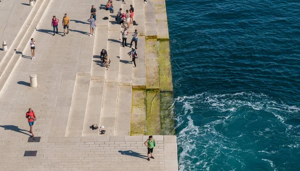 Promenada i organy morskie w porcie Zadar w Chorwacji — Zdjęcie stockowe