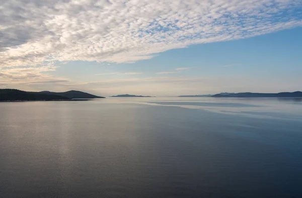 Zadar'a yaklaşan yolcu gemisi Hırvatistan açıklarındaki adalar — Stok fotoğraf