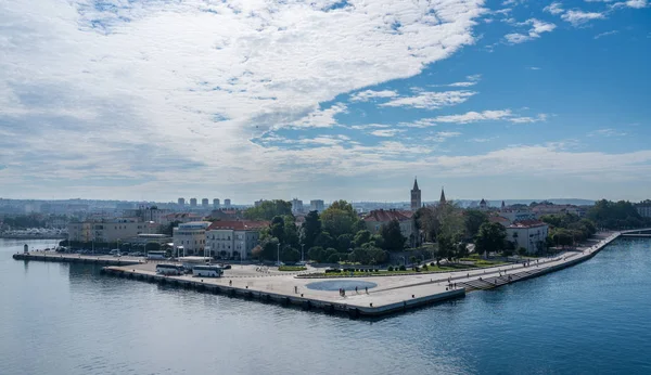 Crucero acercándose a muelle en Puerto de Zadar en Croacia — Foto de Stock