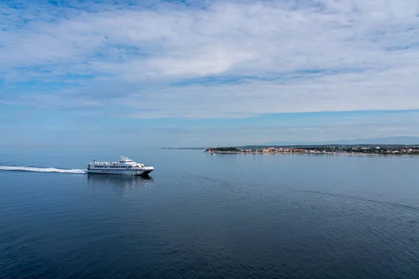 Jadrolinija Fähre Ankunft im Hafen von zadar in Kroatien — Stockfoto