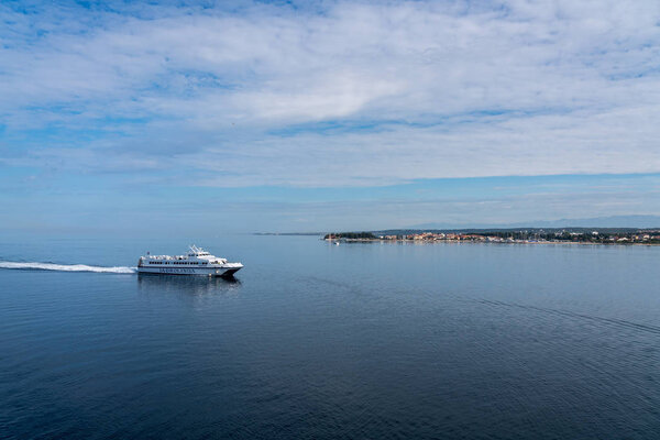 Jadrolinija Ferry прибывает в порт Задар в Хорватии
