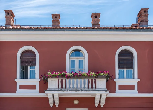 Istria İlçesi Novigrad Hırvatistan kasabasında Belediye Binası — Stok fotoğraf