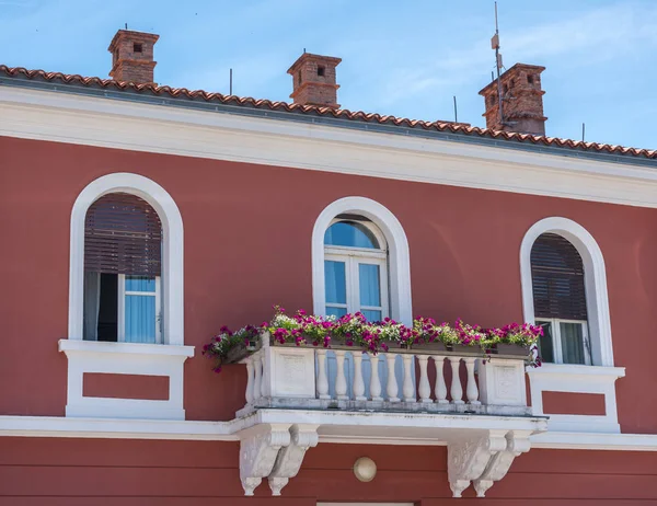 Istria İlçesi Novigrad Hırvatistan kasabasında Belediye Binası — Stok fotoğraf