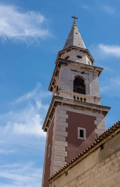 Klocktornet i Zadars gamla stadsdel i Kroatien — Stockfoto