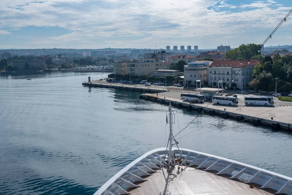 Navio de cruzeiro se aproximando doca no porto de Zadar, na Croácia — Fotografia de Stock