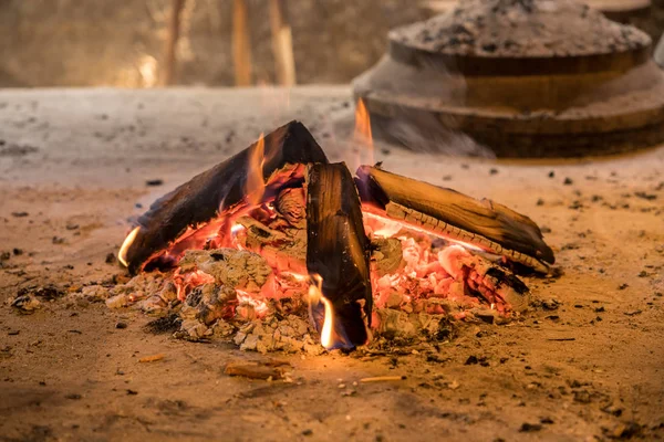 Hout brandhout in brand in landelijke cabine — Stockfoto