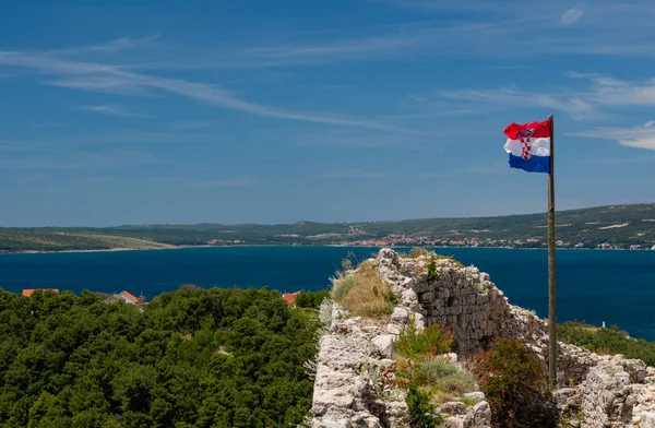 Vlajka na vrcholu pevnosti nad chorvatským městem Novigrad v okrese Istrie — Stock fotografie