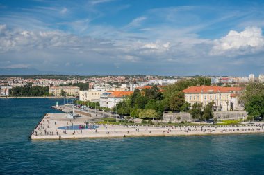 Hırvatistan 'ın Zadar Limanı' ndaki yolcu gemisi limandan ayrılıyor