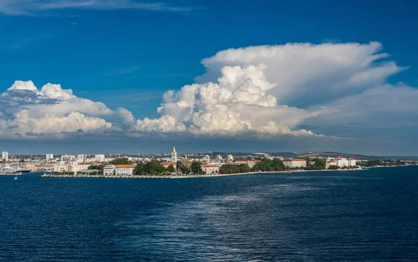 Nave da crociera in partenza dal porto di Zara in Croazia — Foto Stock