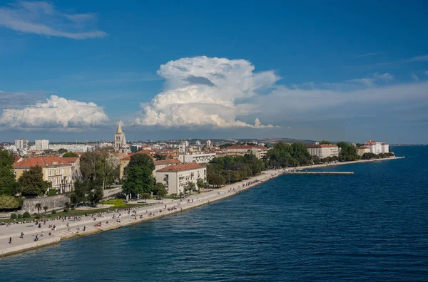 Sétány és tengeri orgona a horvátországi Zadar kikötőjében — Stock Fotó