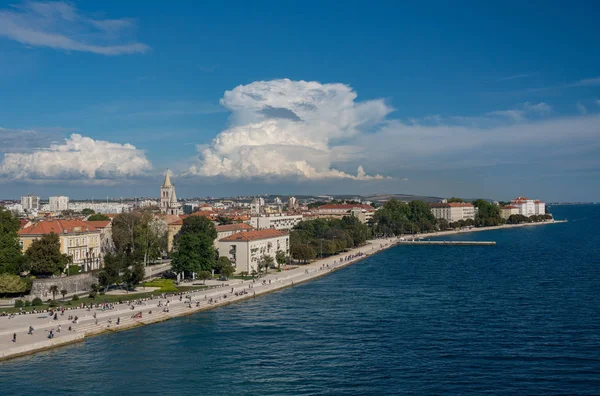 Променад и морской орган в порту Задар в Хорватии — стоковое фото