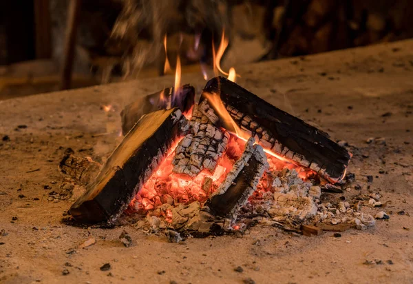 Hout brandhout in brand in landelijke cabine — Stockfoto